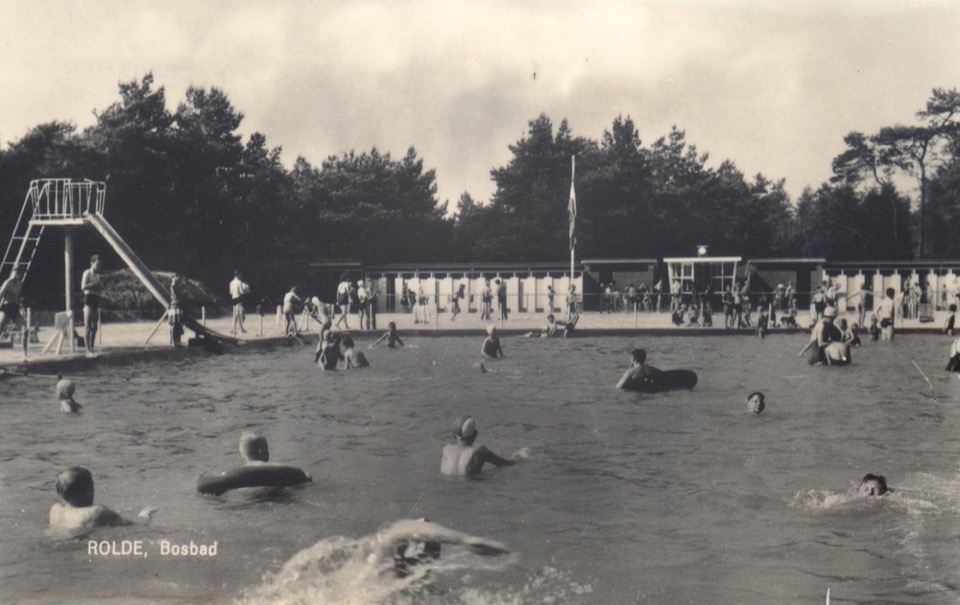 Het Bosbad van Rolde, door het dorp zelf gegraven