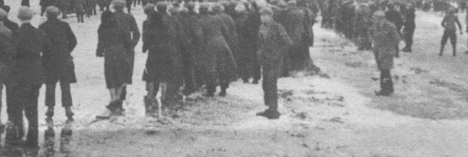 Toeschouwers op de ijsbaan van Deurze, tussen 1935 en 1950. Maker onbekend.