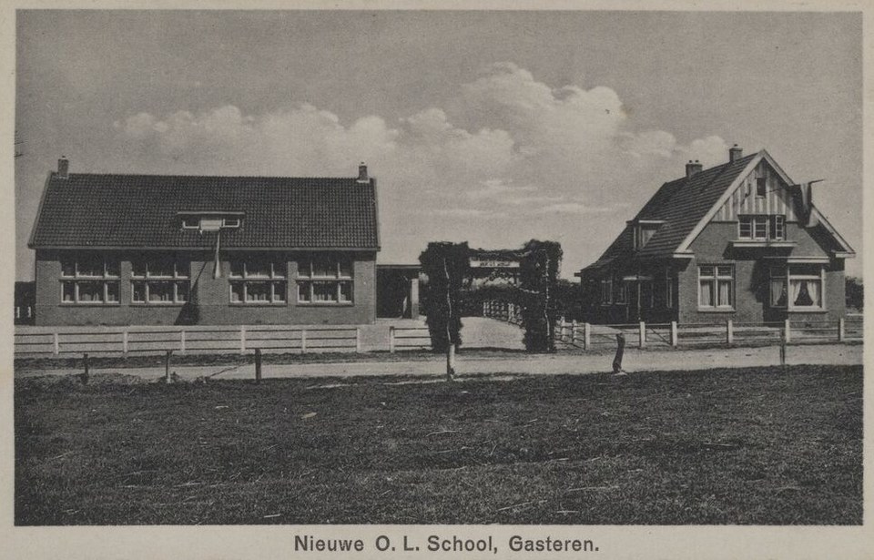 De school aan de Oudemolenseweg met rechts het huis ernaast, tussen 1950 en 1958. Foto van Jan Hofma (1893–1985).