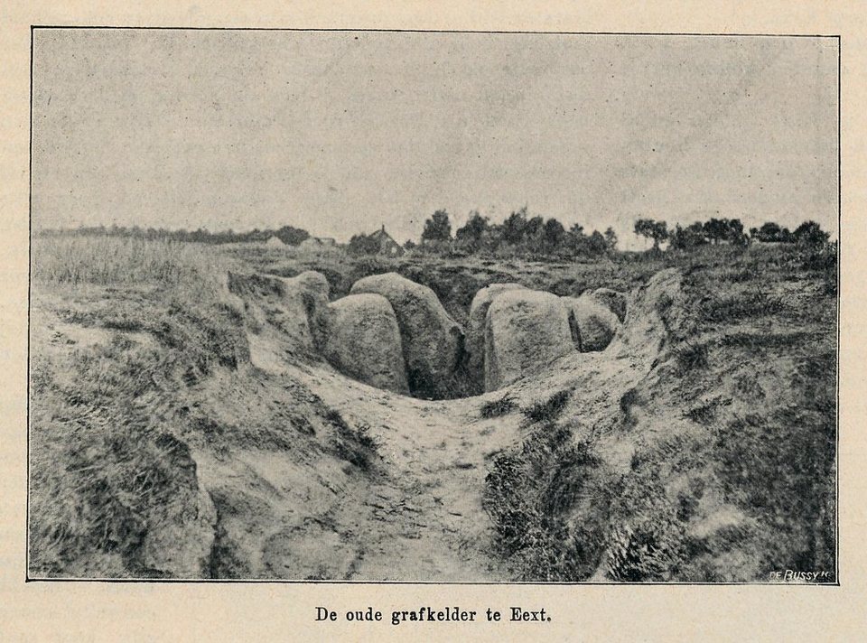 "De oude grafkelder te Eext", zoals de kamer er in 1913 bij lag: de zijstenen in een uitgegraven kuil, zonder één deksteen erboven – die waren al in 1736 weggehaald, toen een landman het graf met een prikijzer vond. De opname valt tussen Van Liers prent van 1760 en Van Giffens opgraving van 1927 in, en toont dus de toestand nadat het herstelde trapje voor de tweede keer verdwenen was. Rechtsonder staat DE BUSSY, de uitgever; de scan staat bij janwillemsen onder CC BY-NC-SA 2.0, maar het werk zelf is uit 1913 en daarmee publiek domein. https://www.flickr.com/photos/8725928@N02/32643010297/