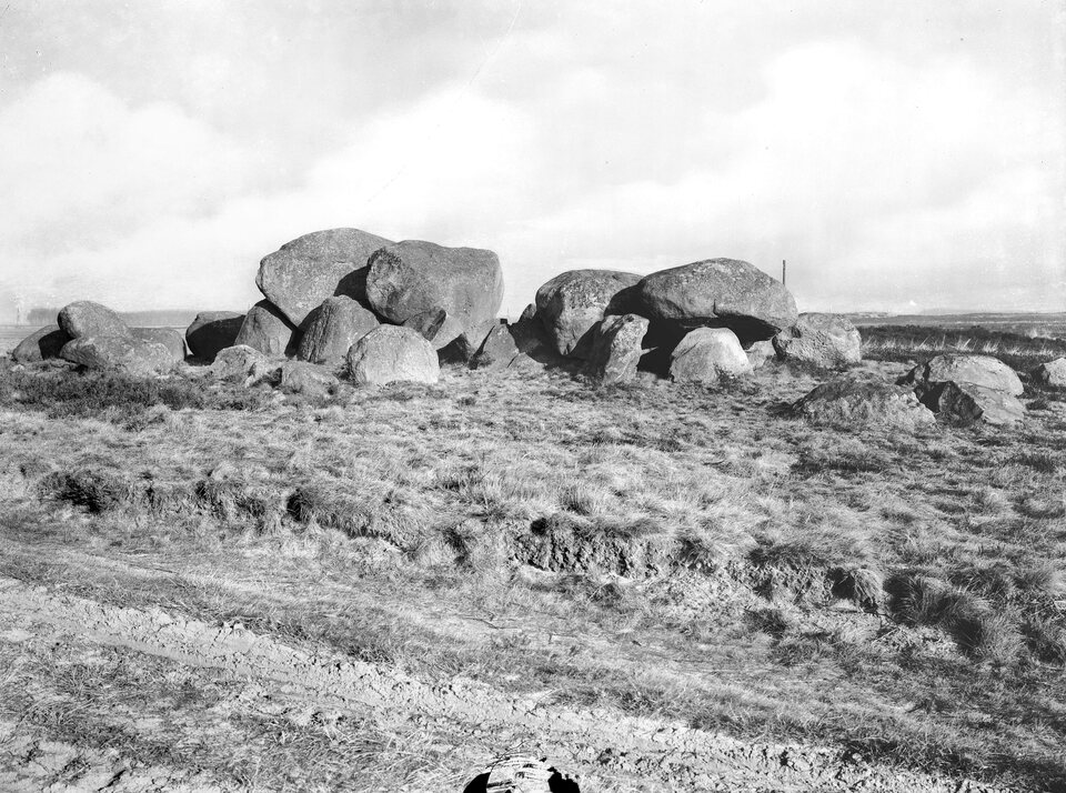 D15 in 1918, bijna een halve eeuw na de restauratie waarbij het heuvellichaam verdween en ruim dertig jaar vóór die van 1952. Gezien vanuit het zuidoosten, vanaf de zandweg. Plaat 32 uit Van Giffens De hunebedden in Nederland.