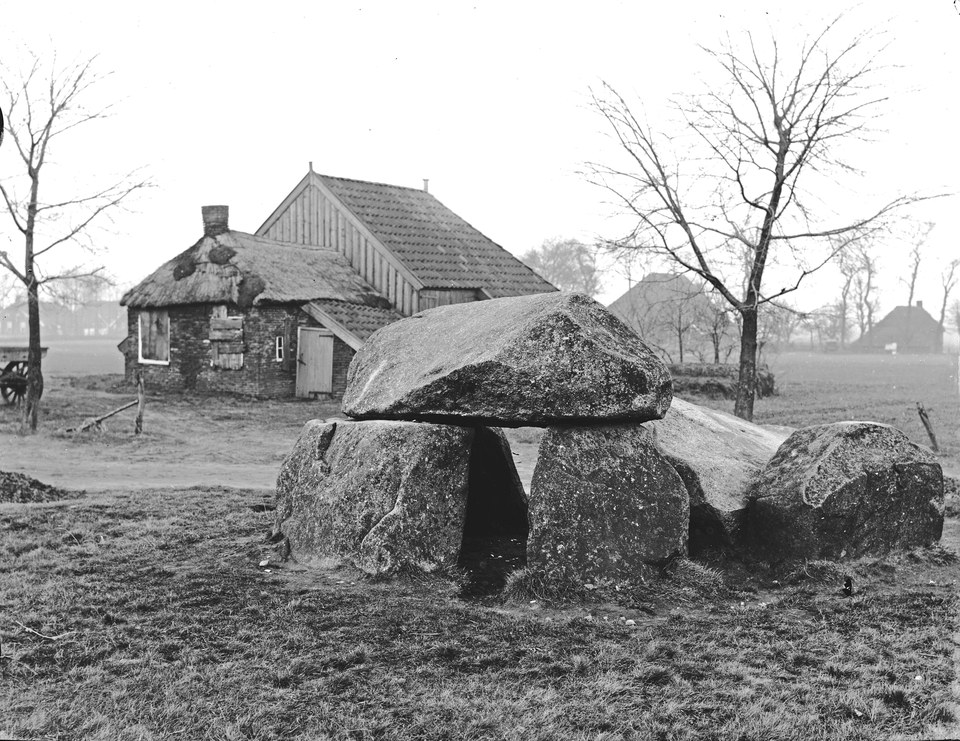 Hunebed D9, midden in Annen