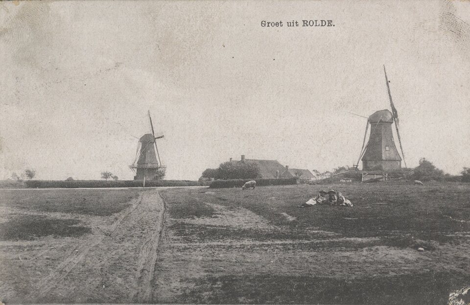 De ansicht "Groet uit Rolde", tussen 1905 en 1919: de twee molens van het dorp in één beeld, met de boerderij ertussen en een schaap op de brink. De drie meisjes zijn volgens de beeldbank Geertje Brands, Hillie Kamps en Aaltje Lubbers.