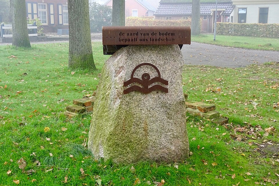 Het gedenkteken op de Schuilingbrink in Annen, onthuld in 2016 – het enige monument in dit kaartvlak voor iemand uit dit register.