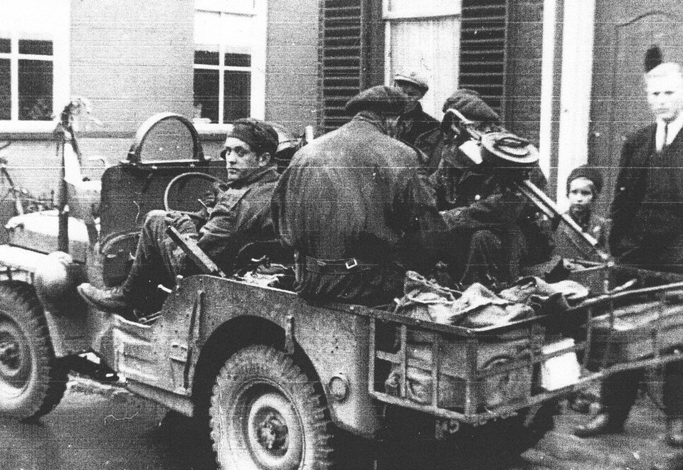 Franse parachutisten in een jeep in Rolde, 13 april 1945.