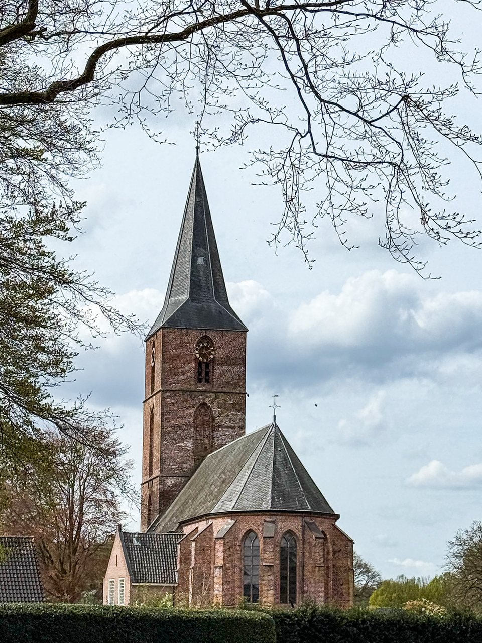 De kerk vanuit het zuidoosten, 17 april 2026, met de hoogte die hij bij de restauratie van 1961 terugkreeg. De licentie staat geen bewerkingen toe, dus het beeld is alleen verkleind naar 960 pixels, niet bijgesneden; naamsvermelding verplicht en niet-commercieel. https://www.flickr.com/photos/jrubels/55214891288/