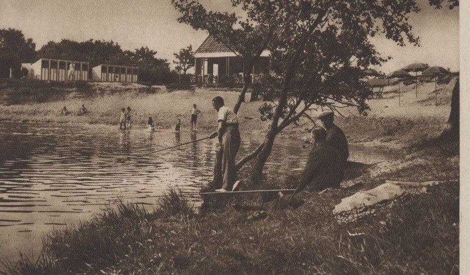 Natuurbad met stromend water en zandduinen, jaren dertig; op de voorgrond drie vissers.