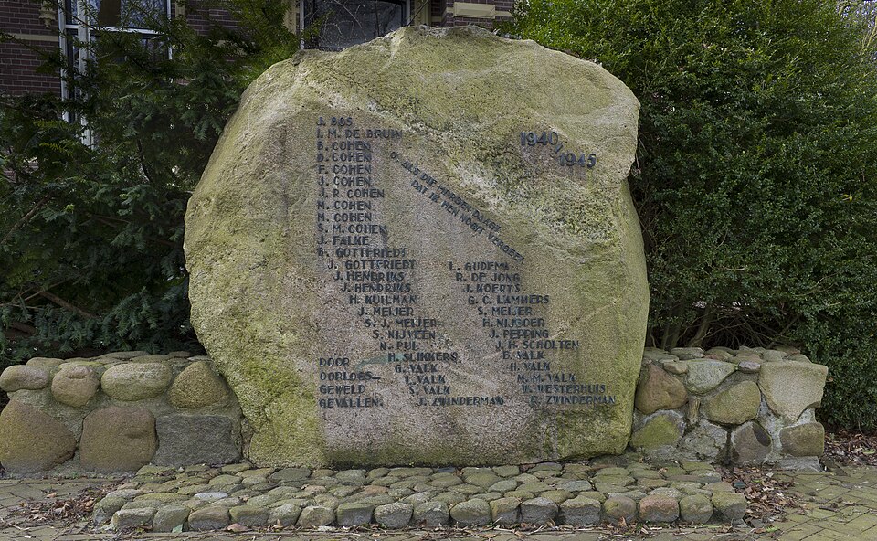 Het oorlogsmonument van Gieten is een zwerfkei