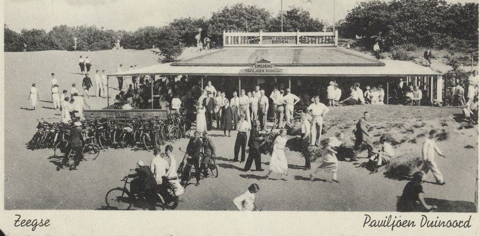 Een grote groep fietstoeristen bij Duinoord, tussen 1930 en 1937.